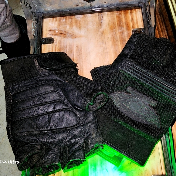 Men’s Winged Skull Fingerless Gloves - Picture 7 of 8